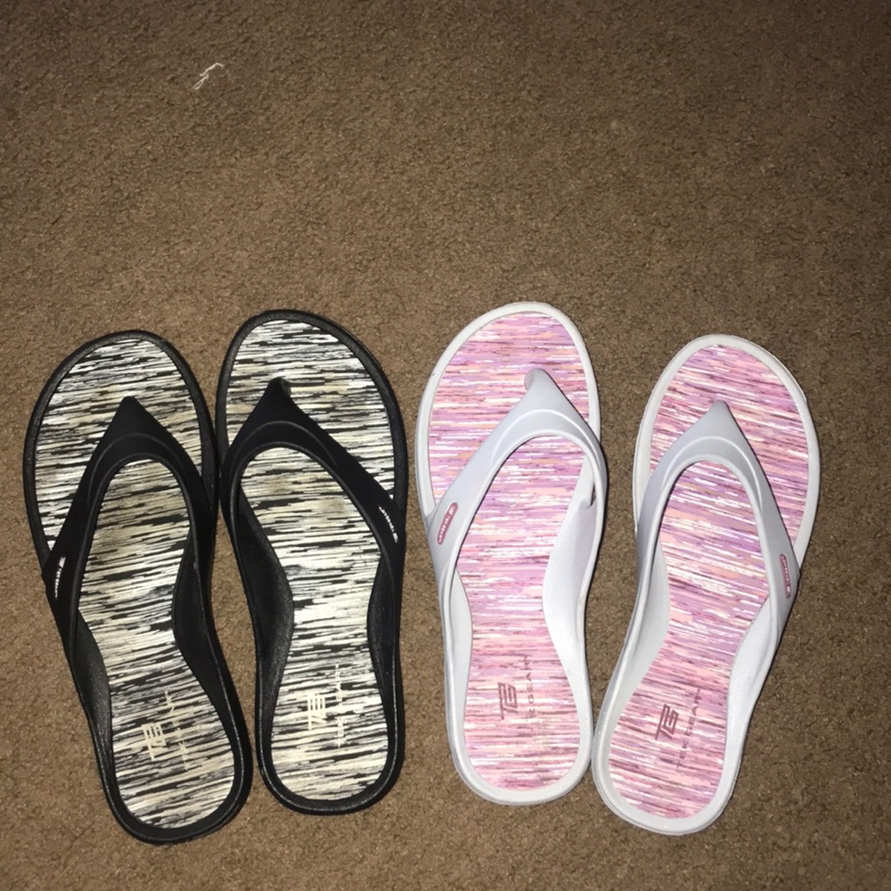2 pair of flip flops